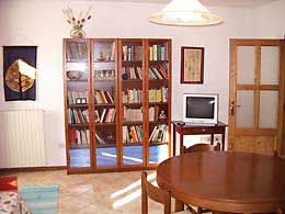 Sala con libreria e televisione